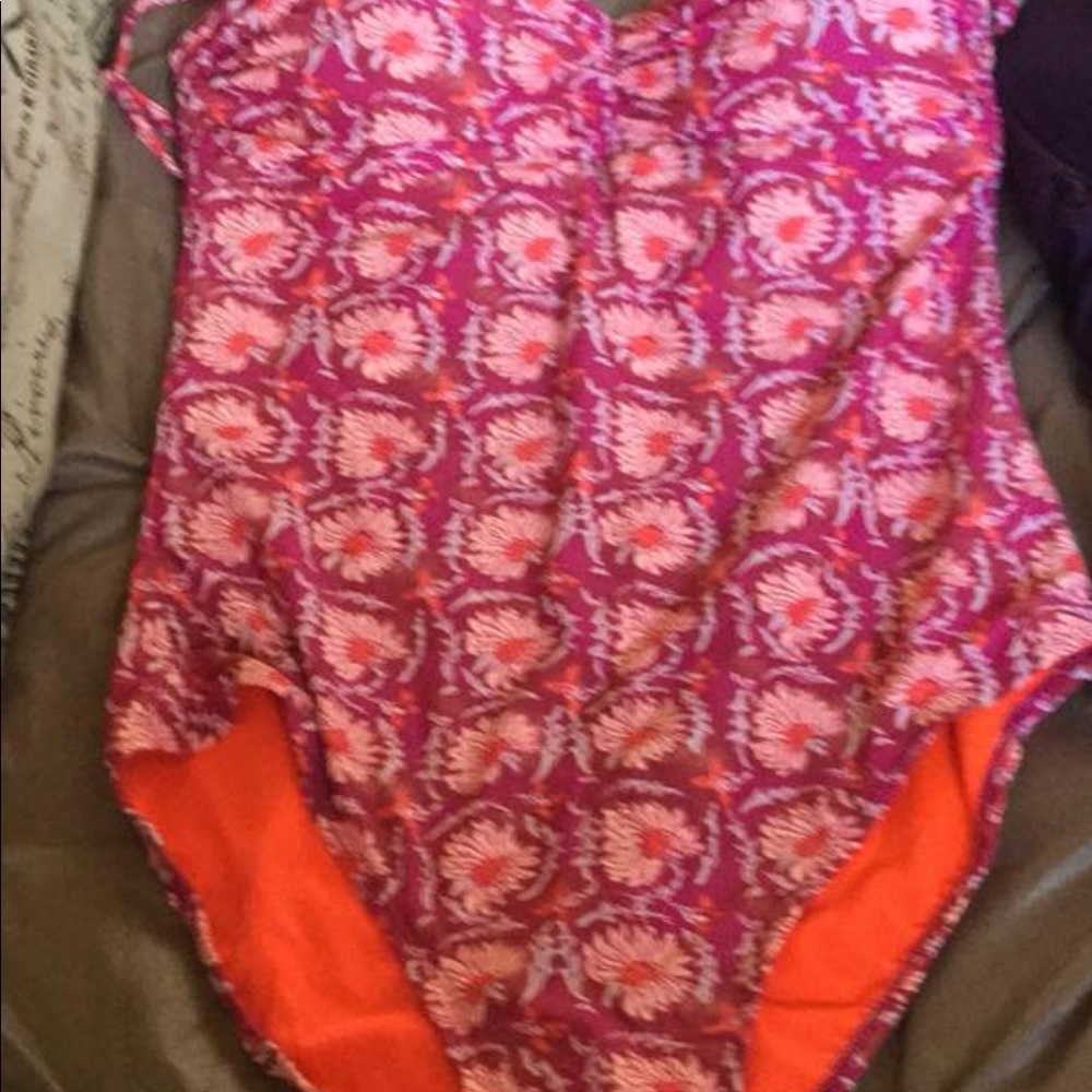 Old navy one piece brand new Swim suit size L